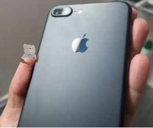 iPhone7Plusブラックを手に持っている背面の画像。傷も目立たずいい！
